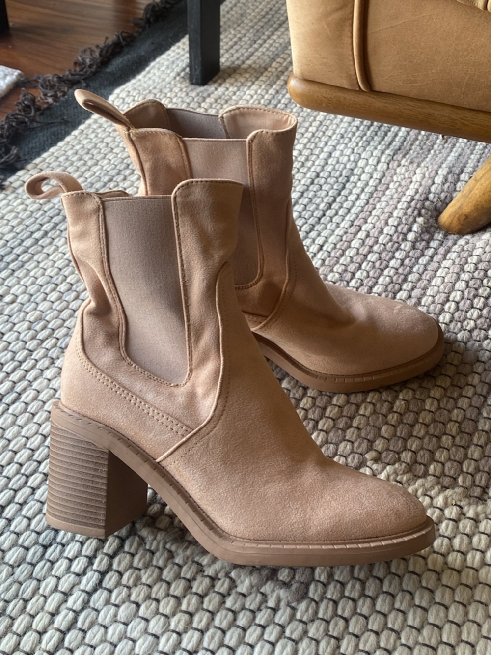 Dream Pairs Tan Faux Suede Chunky Heel Boots size 8